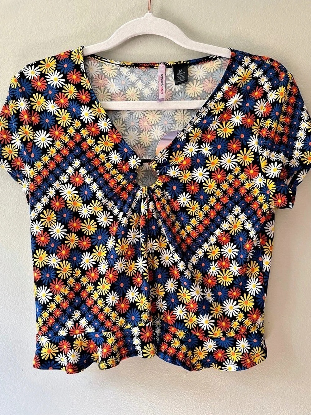 Love by Design Daisy Chevron Floral Ring Detail Top – Medium – NWOT